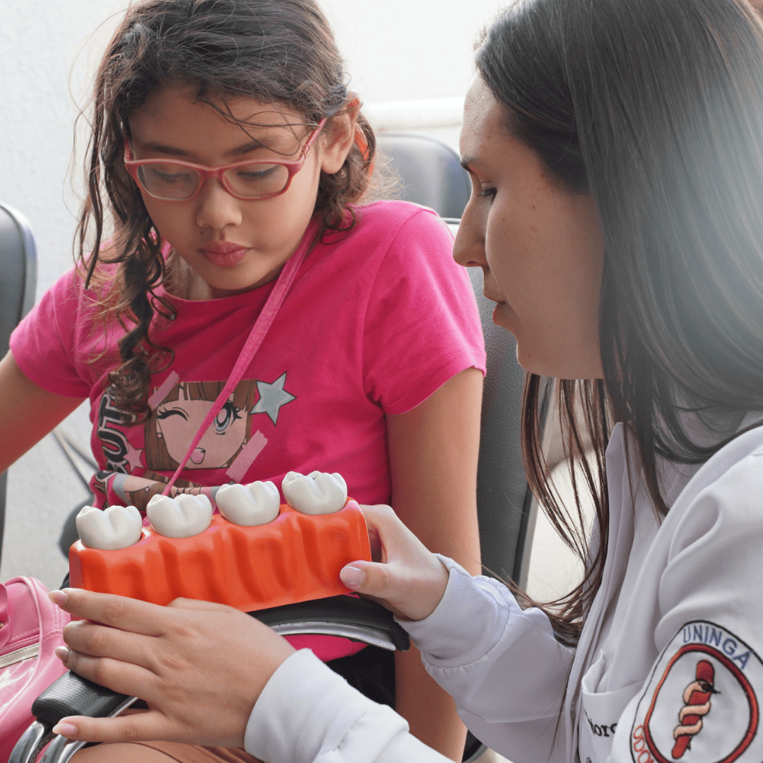 Crianças e adolescentes do Cras Independência recebem instrução de higiene bucal em Sarandi